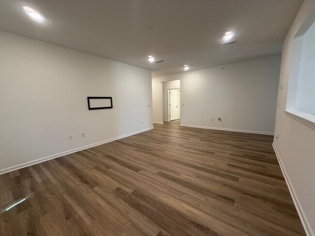 Building Photo - Beautiful 3/2 Single Family house with 2 car garage