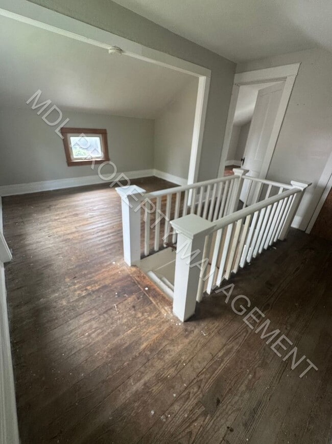 Building Photo - 2 bedroom 1 bathroom w/ additional living ...