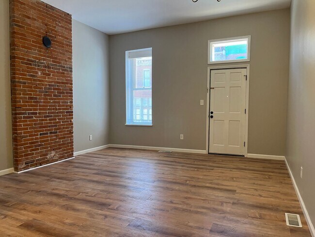 Building Photo - 2 Bedroom/1 Bath in Soulard - Washer+Dryer in Unit!