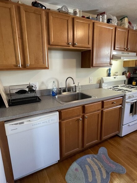 Building Photo - 385 Columbia St