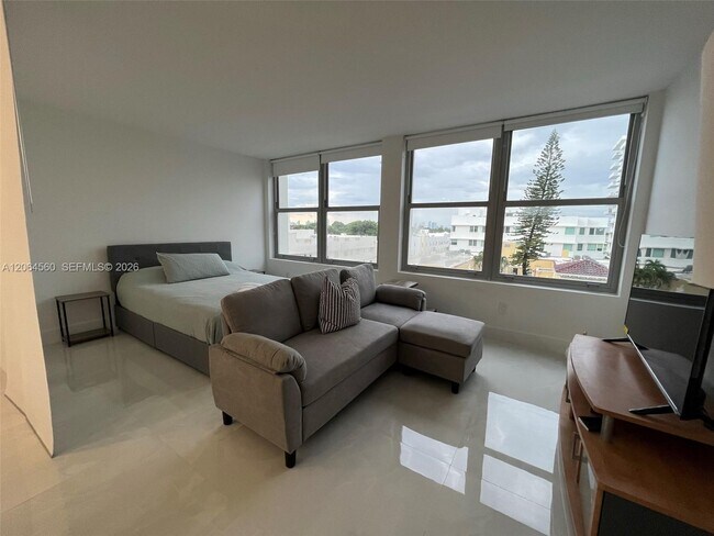 Building Photo - 2899 Collins Ave