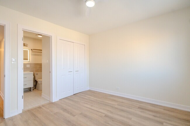 Building Photo - 2740 W Farragut Ave