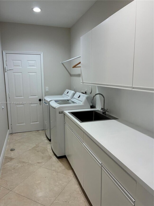 Building Photo - 384 Coconut Cir