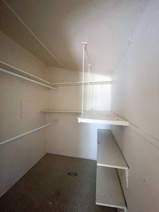 Building Photo - Large 2 bedroom home