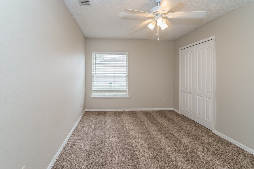 Building Photo - 975 Deer Spring Dr