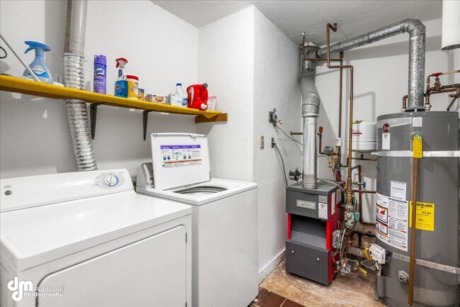 Building Photo - 3BD/2BA Triplex Unit with Modern Comforts