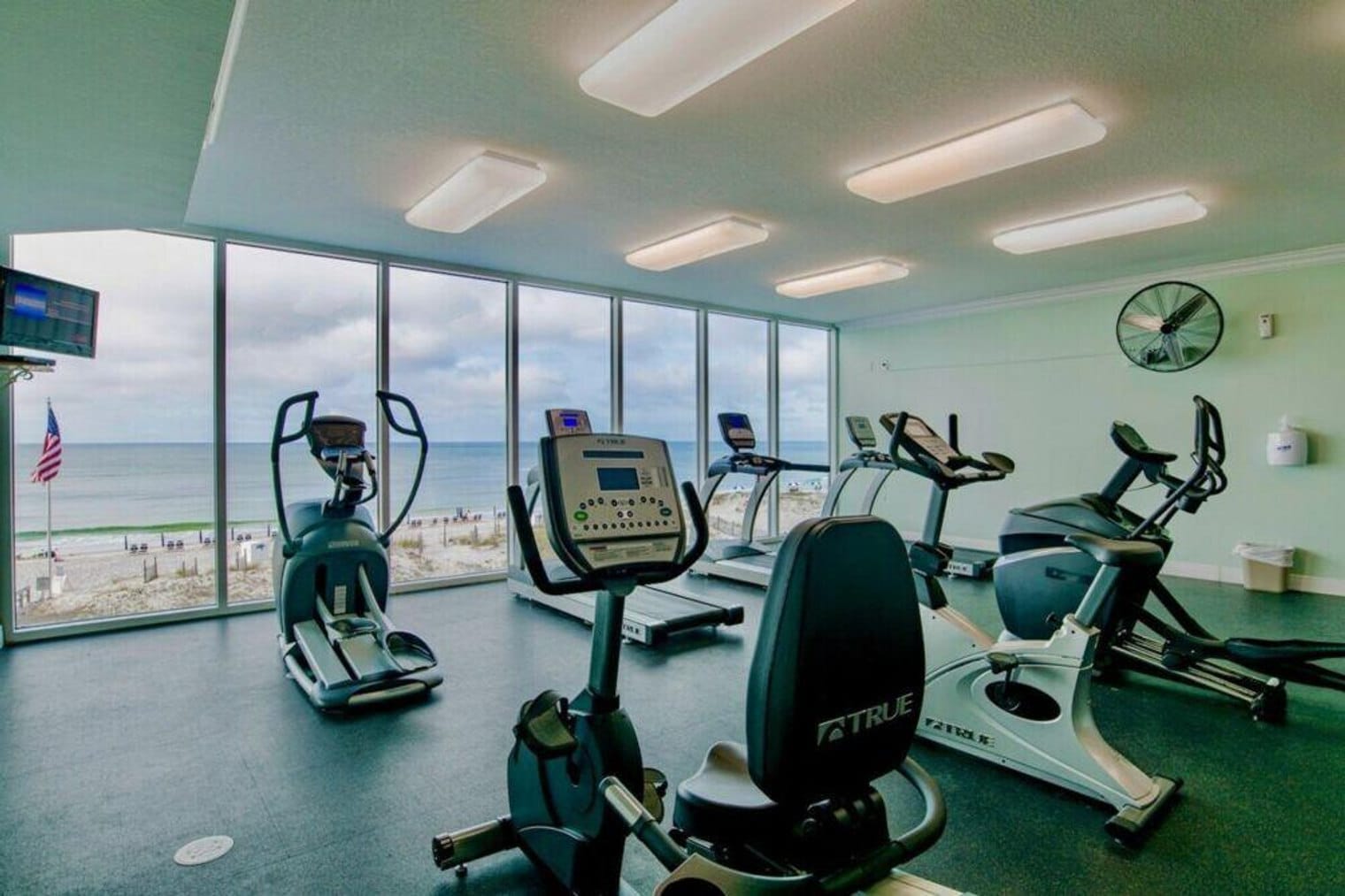 Building Photo - 365 E Beach Blvd