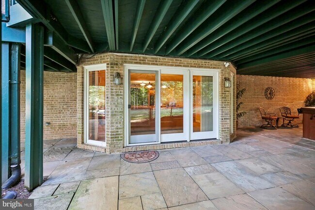 Building Photo - 9454 Newbridge Dr