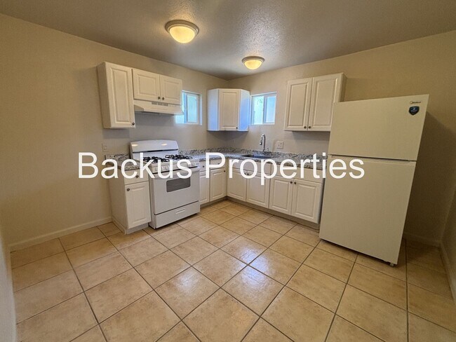 Building Photo - 516 James St