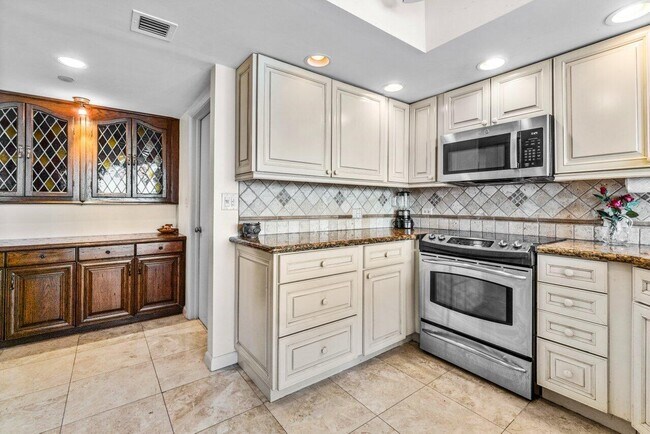 Building Photo - 529 S Flagler Dr