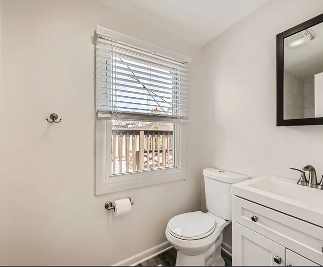 Building Photo - 827 S Charles St