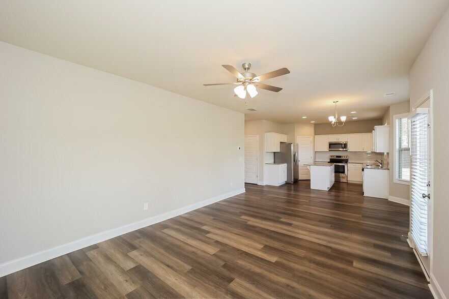 Building Photo - 425 Flowery Branch Ct