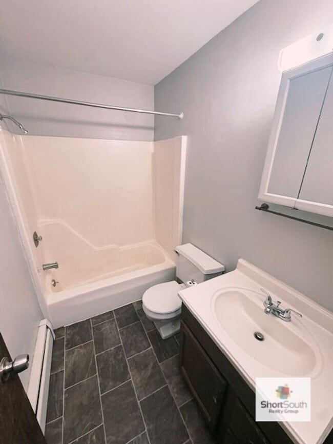 Building Photo - 2 bed 1 bath apartment with 1 stall enclos...