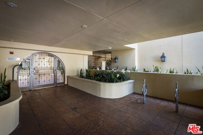 Building Photo - 851 N San Vicente Blvd