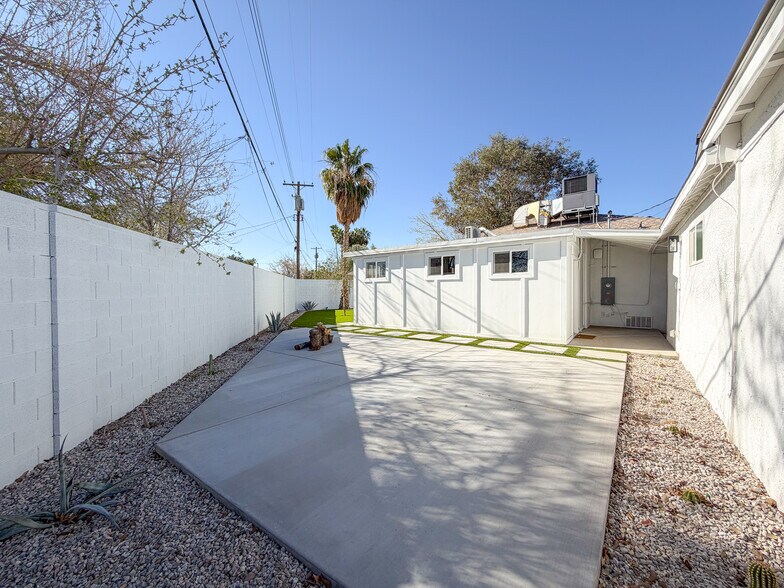 Building Photo - 925 Park Paseo