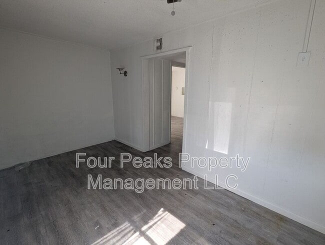 Building Photo - 102 E Hatcher Rd