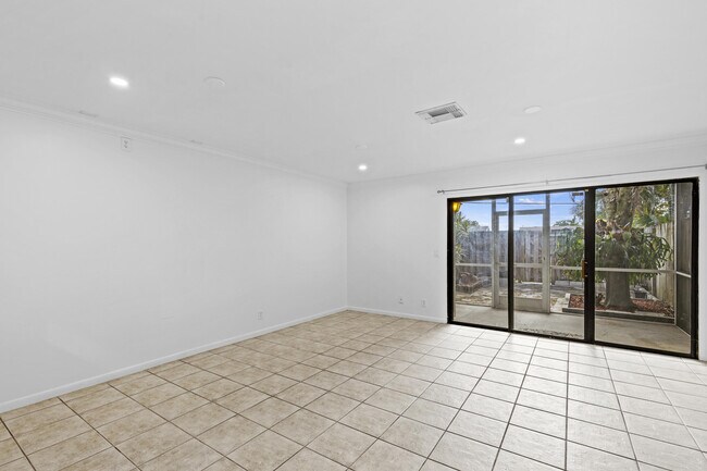 Building Photo - 814 Hill Dr