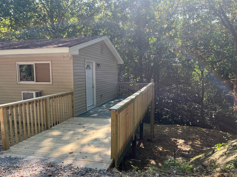 Building Photo - 718 Mount Vernon Rd