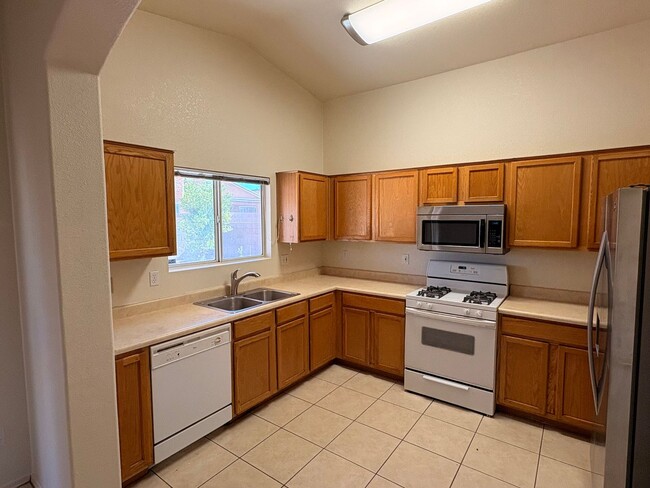 Building Photo - 3Bed 2Bath West Side Home