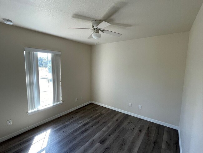 Building Photo - 3 bedroom 2 bathroom Condo