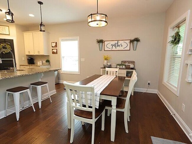 Building Photo - Great home in desirable neighborhood! Washer/Dryer Included!