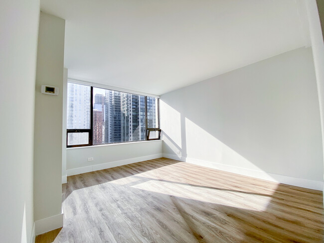 Building Photo - 2 E Oak St