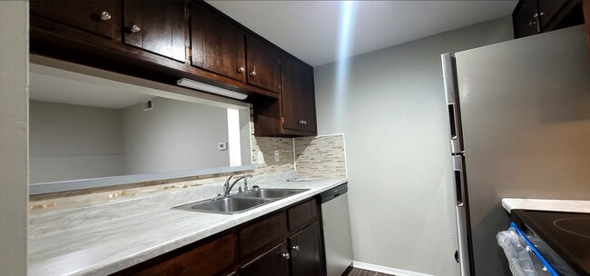 Building Photo - Beautiful 2 bedroom 1 bath apartment