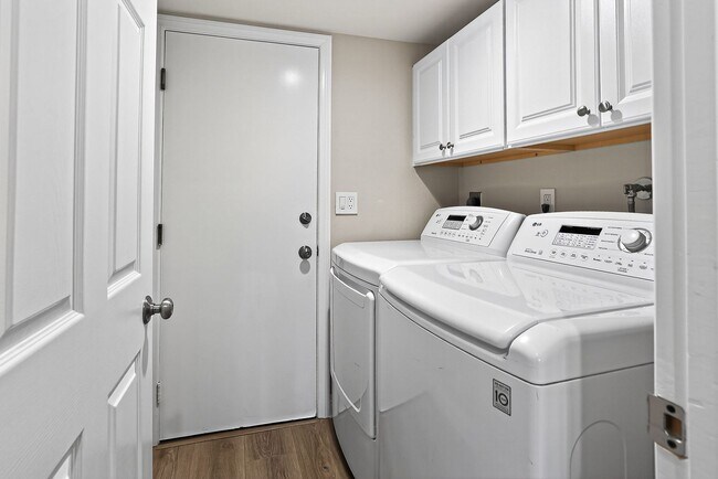 Building Photo - Exceptional Escondido Living — 4 Bed | 3 B...