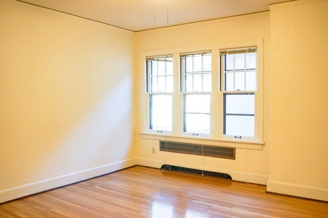 Building Photo - Stunning 2-Bed Townhouse in Goose Hollow B...