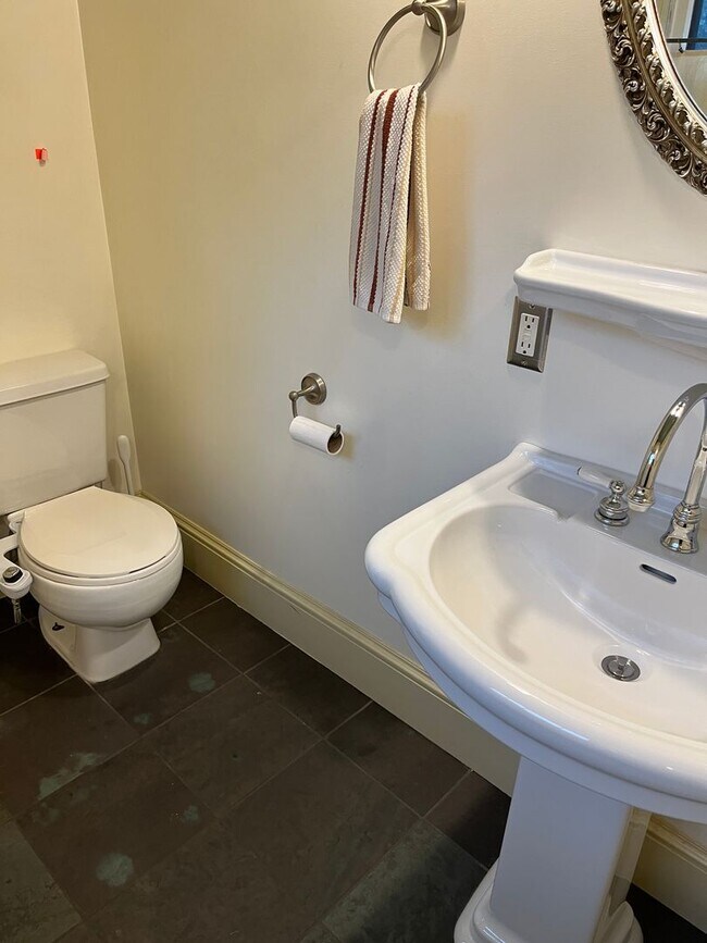 Building Photo - 2002 NE 13th Ave