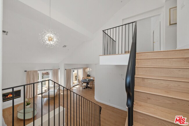 Building Photo - 622 Palisades Dr