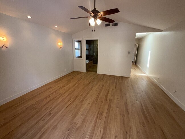 Building Photo - Burbank Hillside 3brm, 3bath Residence.