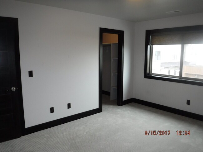 Building Photo - Gorgeous modern 5 bedroom - Minutes from MSU!