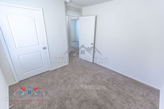 Building Photo - 5926 E Oasis Blvd