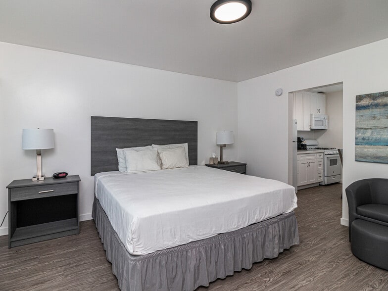 Building Photo - 2021 W Olive Ave