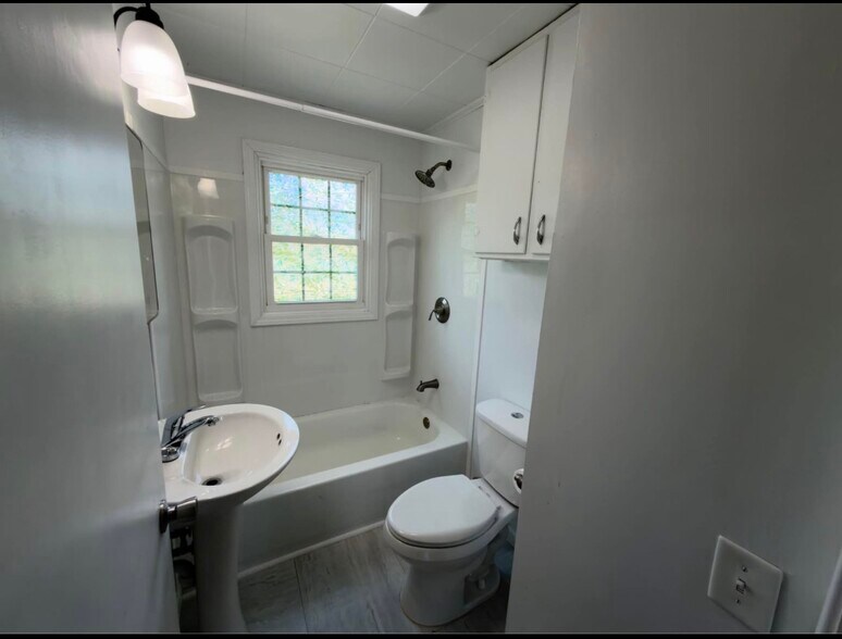 Building Photo - 103 Pelican Ln