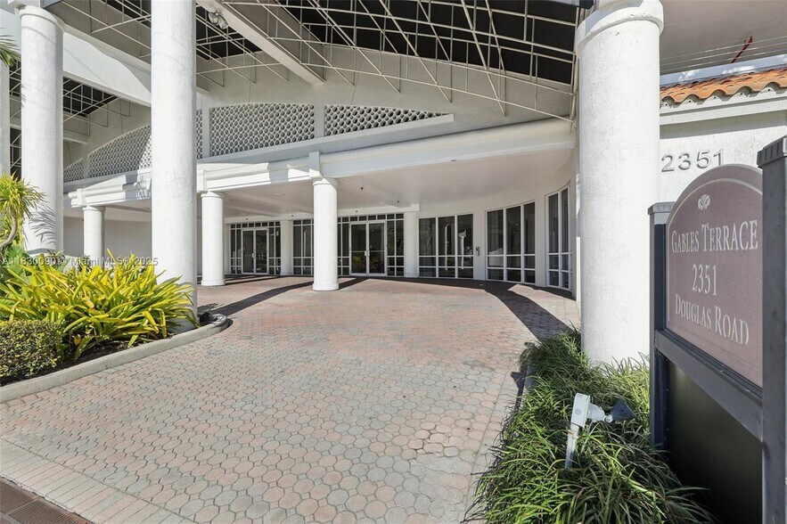 Building Photo - 2351 Douglas Rd