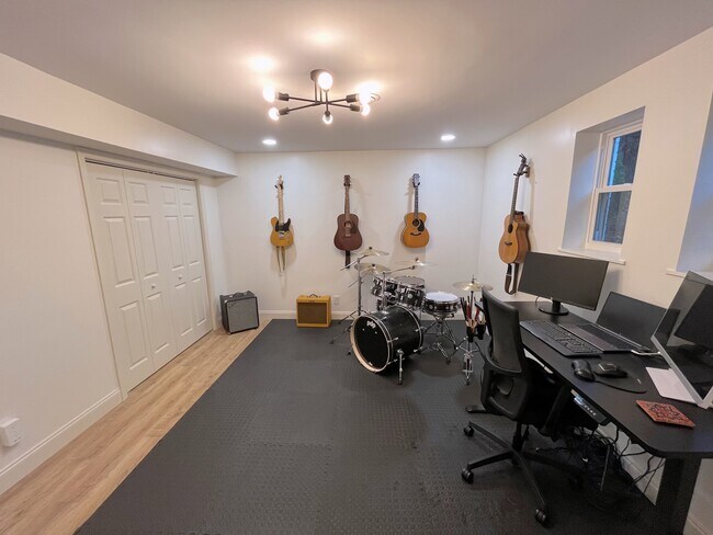 Building Photo - 1140 Park Hill Cir