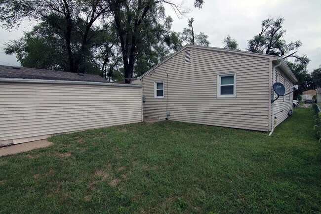 Building Photo - Omaha Ranch Home For Rent