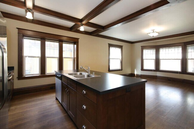 Building Photo - 360 Richard Terrace SE