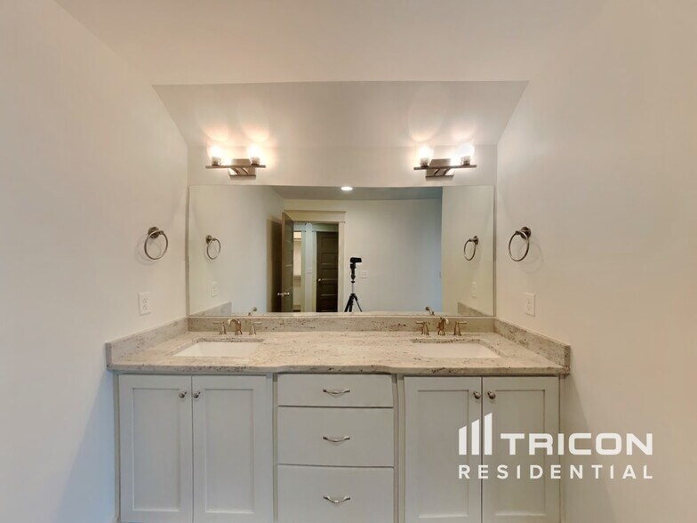 Building Photo - 1224 Hillwood Private Cove