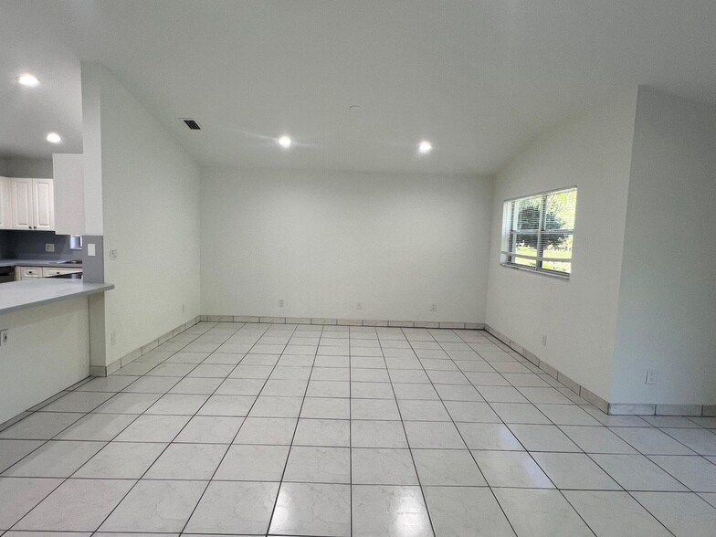 Building Photo - 1096 Staghorn St