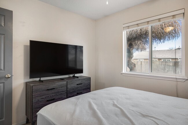 Building Photo - Furnished 3-Bedroom Home with Fenced Yard - Pet Friendly