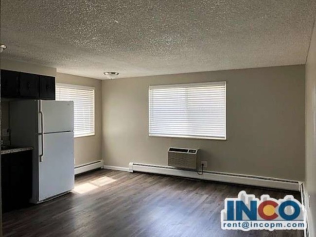 Building Photo - Convenient location! 1 bed 1 bath Apartmen...