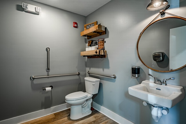 Building Photo - 1430 Redwood Ct