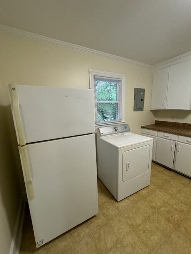 Building Photo - Centrally located, close to the Mall