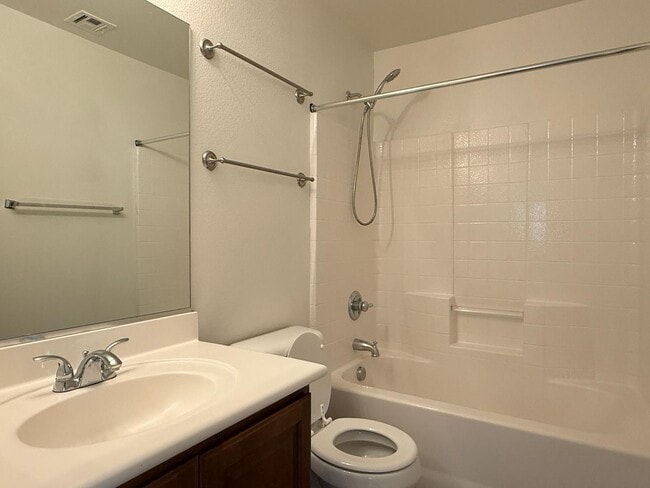 Building Photo - 3 BEDROOMS HOME WITH 2.5 BATHROOMS
