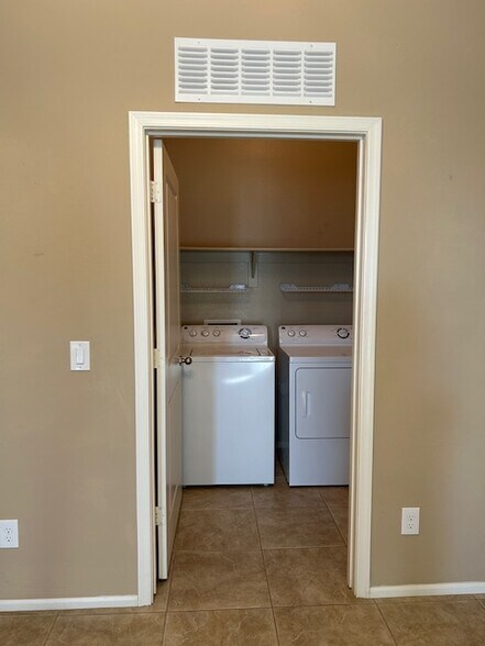 Building Photo - 2725 E Mine Creek Rd