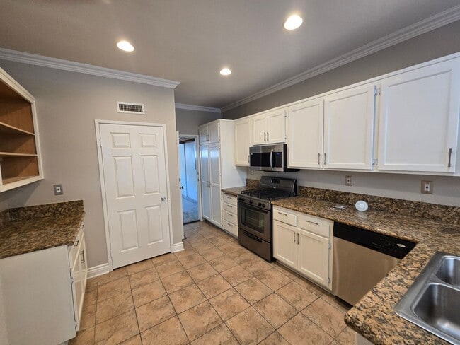 Building Photo - Large and spacious 3 bedroom townhouse with garage!