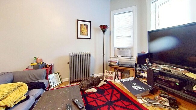 Interior Photo - 734-44 W. Aldine